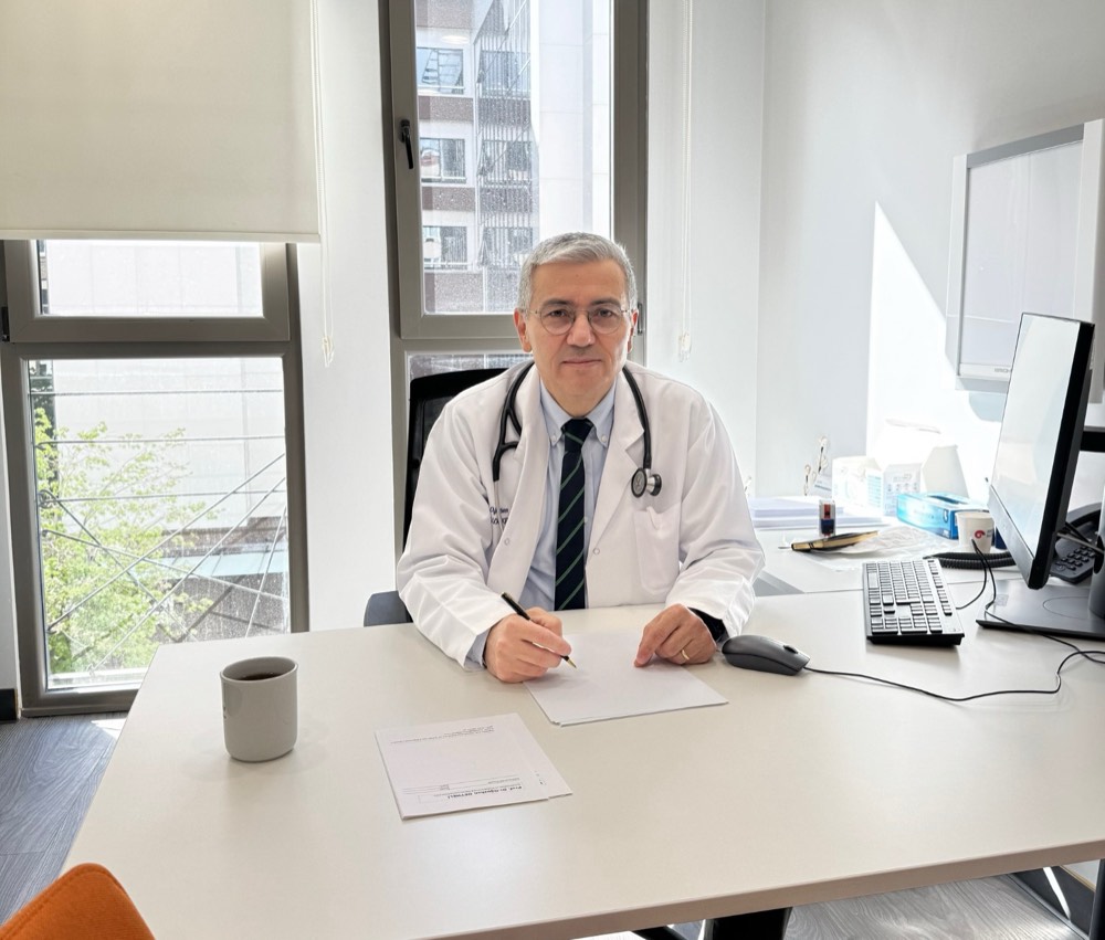 Prof. Dr. Oğuzhan Deyneli, Nişantaşı'ndaki muayenehanesinde
